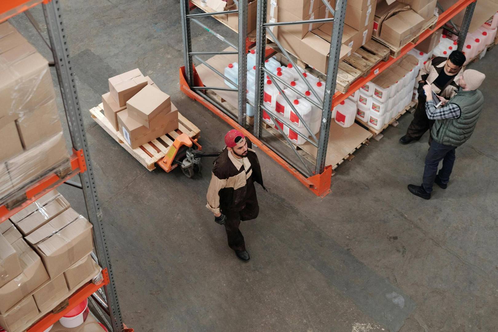 Jak wybrać odpowiedni paleciak? Praktyczny poradnik dla firm i magazynów